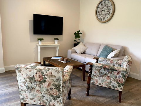 Waterfall Unit Farm Stay - Tourism Gold Coast 3