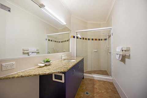 Whale Watch Ocean Beach Resort - Tourism Gold Coast 12