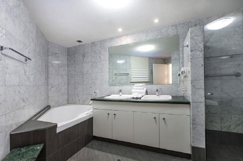 Emerald Noosa - Tourism Gold Coast 10