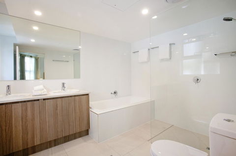 Emerald Noosa - Tourism Gold Coast 28