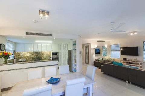 Emerald Noosa - Tourism Gold Coast 9