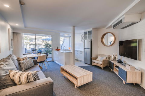 Hotel Laguna - Tourism Gold Coast 1