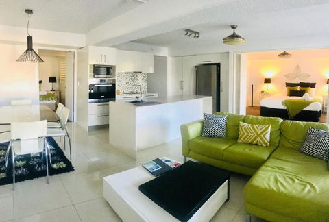 Hotel Laguna - Tourism Gold Coast 7