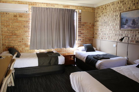 Clermont Country Motor Inn - Tourism Gold Coast 7