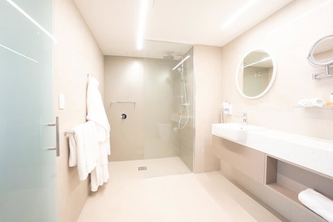 Pacific Hotel Cairns - Tourism Gold Coast 5