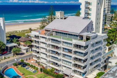 Surfers Chalet - Tourism Gold Coast 9