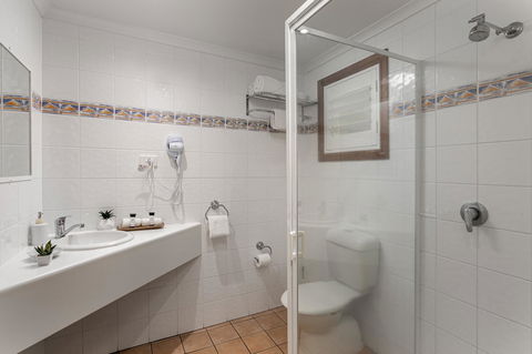 Sunlit Waters Studio Apartments - Tourism Gold Coast 11