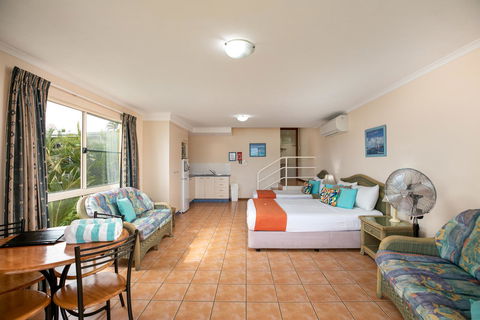 Sunlit Waters Studio Apartments - Tourism Gold Coast 42