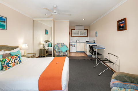 Sunlit Waters Studio Apartments - Tourism Gold Coast 14