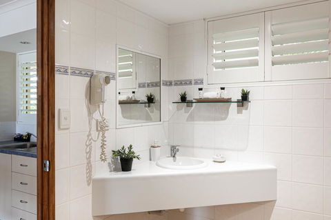 Sunlit Waters Studio Apartments - Tourism Gold Coast 26