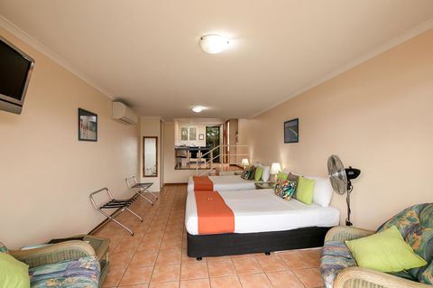 Sunlit Waters Studio Apartments - Tourism Gold Coast 30