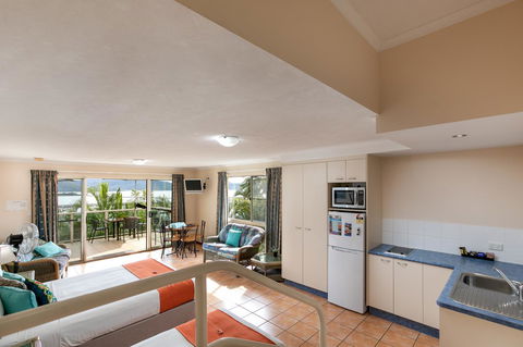 Sunlit Waters Studio Apartments - Tourism Gold Coast 38