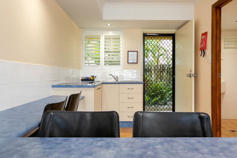 Sunlit Waters Studio Apartments - Tourism Gold Coast 28
