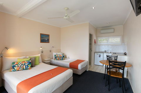 Sunlit Waters Studio Apartments - Tourism Gold Coast 21