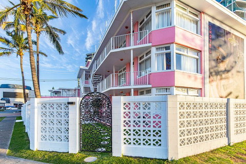 The Pink Hotel Coolangatta - Tourism Gold Coast 1