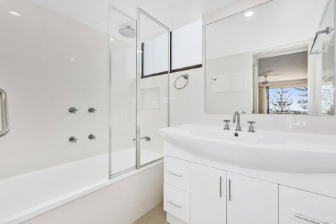 Columbia Beachfront Apartments On Rainbow Bay - Tourism Gold Coast 24