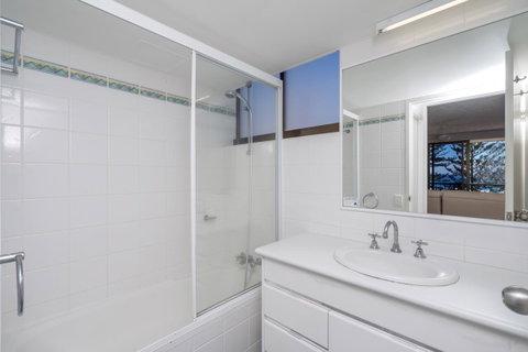 Columbia Beachfront Apartments On Rainbow Bay - Tourism Gold Coast 9