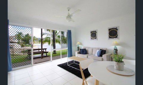 Bay Of Palms - Tourism Gold Coast 1