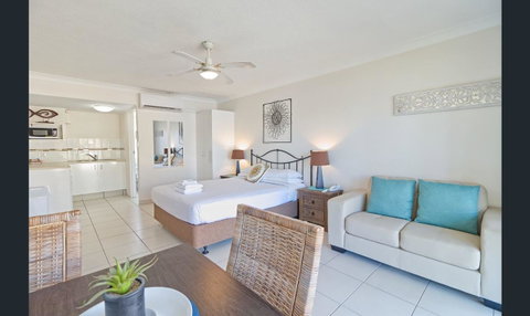 Bay Of Palms - Tourism Gold Coast 8