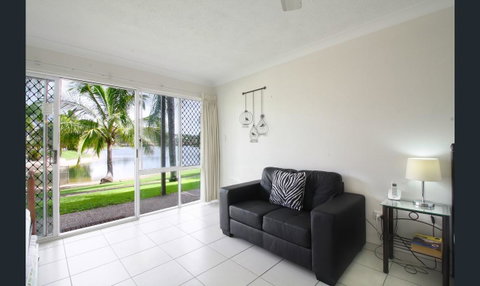 Bay Of Palms - Tourism Gold Coast 2