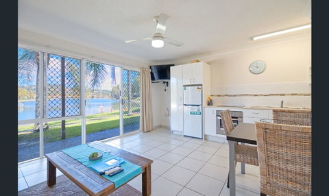 Bay Of Palms - Tourism Gold Coast 4