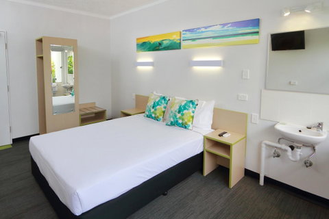 Palm Beach Hotel - Tourism Gold Coast 2