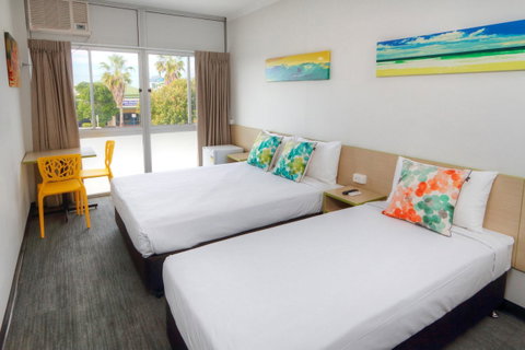 Palm Beach Hotel - Tourism Gold Coast 0
