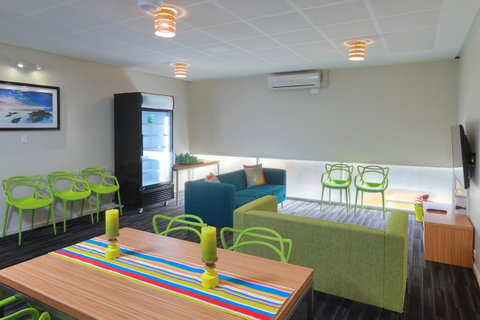 Palm Beach Hotel - Tourism Gold Coast 10