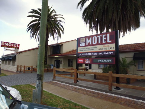 Burke & Wills Motor Inn - Tourism Gold Coast 3