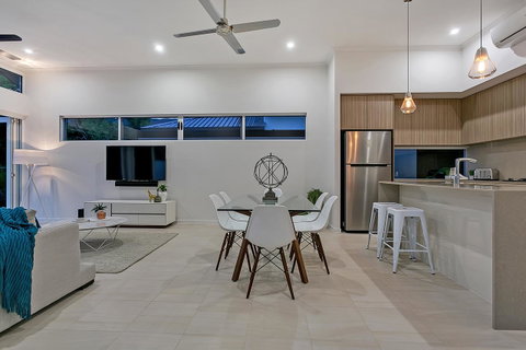 Oceans Edge Holiday Home - Tourism Gold Coast 5