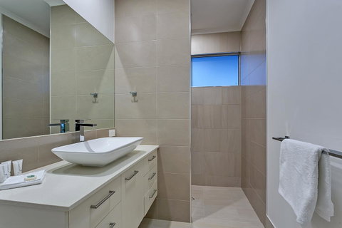 Oceans Edge Holiday Home - Tourism Gold Coast 14