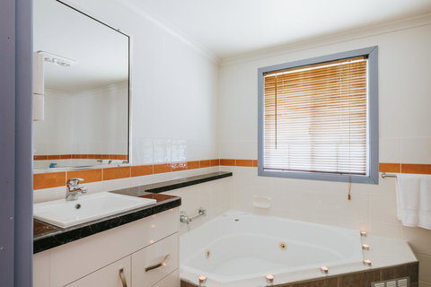 Apple Blossom Cottages - Tourism Gold Coast 9