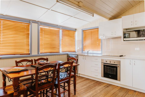 Apple Blossom Cottages - Tourism Gold Coast 7