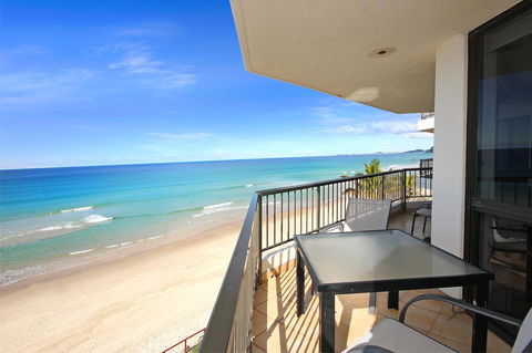 Spindrift On The Beach - Absolute Beachfront - Tourism Gold Coast 11