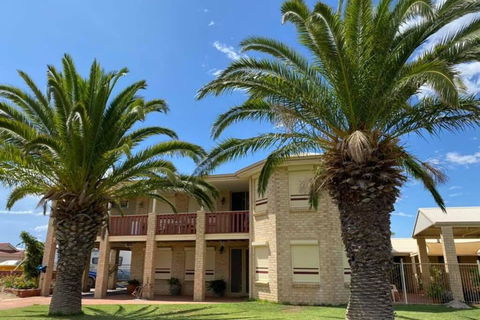 Whispering Palms - Tourism Gold Coast 0
