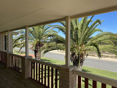 Whispering Palms - Tourism Gold Coast 1