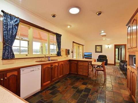Wine Country Homestead 4-6br House - Gold Coast 2