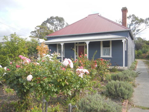 Yarram Cottage: Art And Accommodation - Tourism Gold Coast 0
