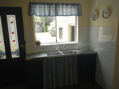Yarram Cottage: Art And Accommodation - Tourism Gold Coast 2