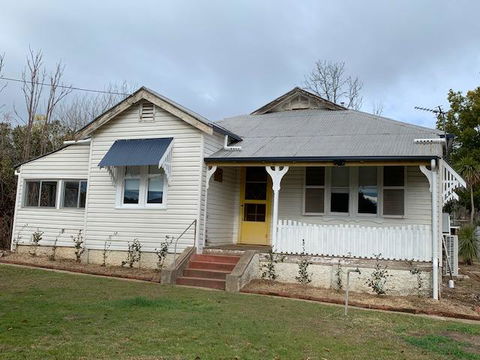 Yellow Door House Adelong - Tourism Gold Coast 1