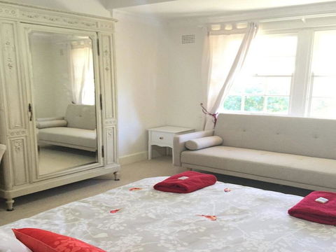 York Cottage - Grand Gate House And Enchanting Gardens - Tourism Gold Coast 2