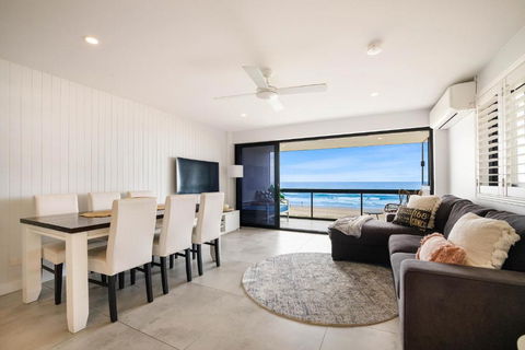 Absolute Beach Front Renovated 3 Bdrm 2 Bath App - Tourism Gold Coast 4