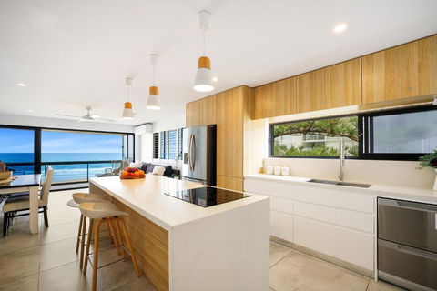 Absolute Beach Front Renovated 3 Bdrm 2 Bath App - Tourism Gold Coast 2