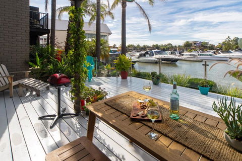 Absolute Waterfront Marina Views - Tourism Gold Coast 4