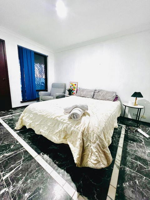 Affordable Beautiful Queen Bedroom Near City Swan River Fremantle University - Tourism Gold Coast 0