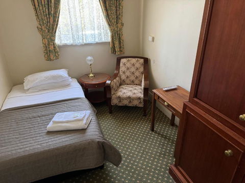 American Hotel Creswick - Tourism Gold Coast 3