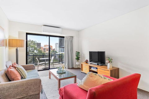 Apartment With City Views In East Perth - Tourism Gold Coast 0