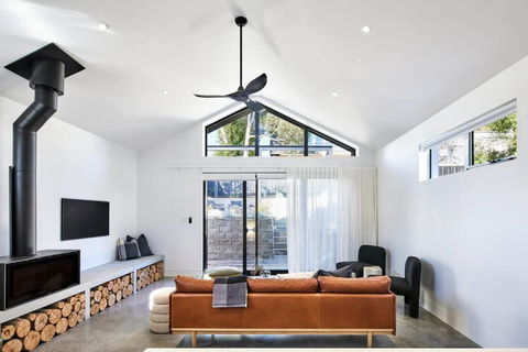 Architectural Brilliance - Sandy Bay - Tourism Gold Coast 4