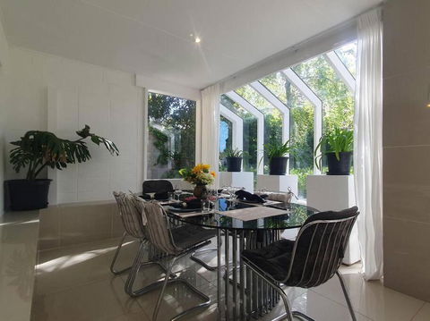 Architectural Comfy 2B&2B Home With A Garden View Close To A Lake And Yarralumla Shopping Centre - Tourism Gold Coast 3