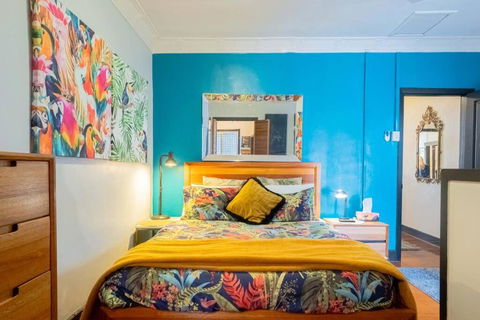 Art Deco Retreat, Shops & Cafes, Public Street Parking - Tourism Gold Coast 0